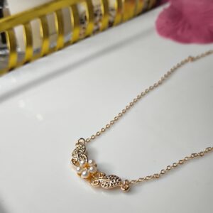 Necklace golden leaf and pearl rose